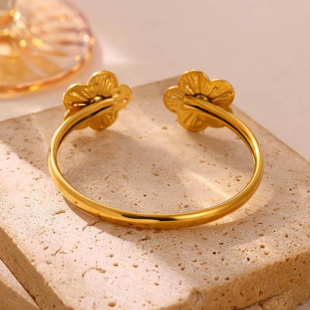 2026 Elegantes Armreif-Armband für Damen Doppelblumen Mode-Armreifen Goldfarbe Edelstahl Schmuck Sommer Wasserdicht Ihr Geschenk