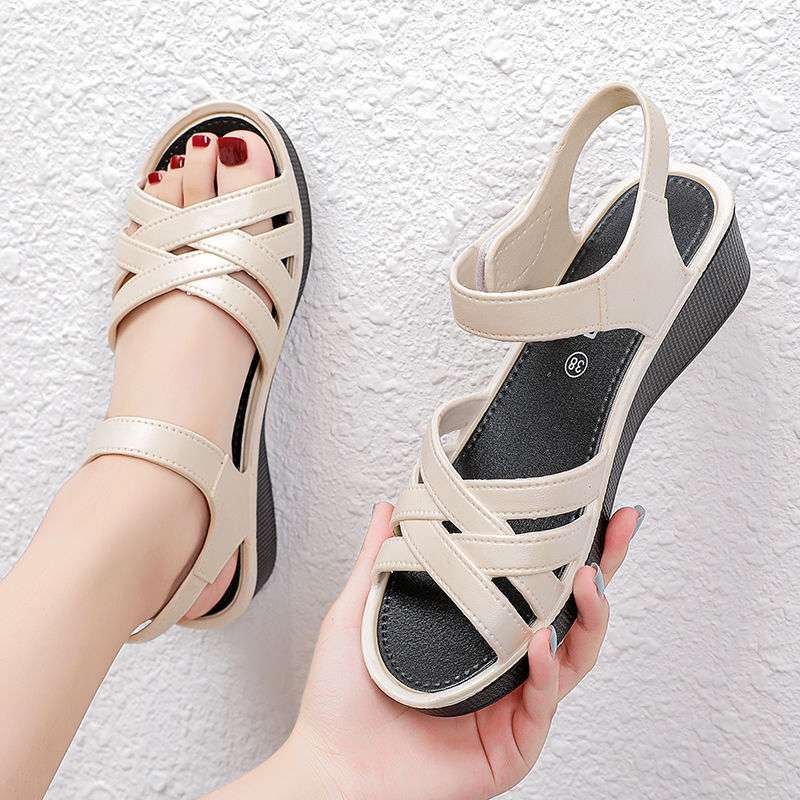 Large size women's sandals 2025 summer new rubber and plastic Velcro flat sole middle-aged and elderly soft sole mother-in-law sandals mother shoes