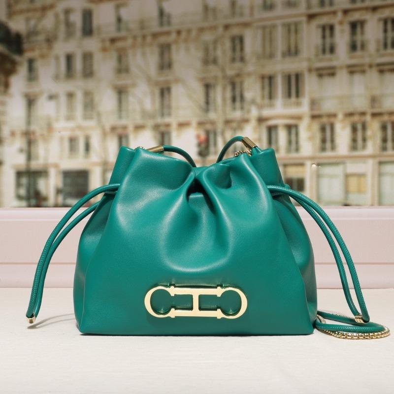 

Fashion Trend Letter Bundle Bucket Bag Commuter Casual Shoulder Crossbody Bag Real Texture Women s Bag Length 23.5cm, width 10cm, height 20cm