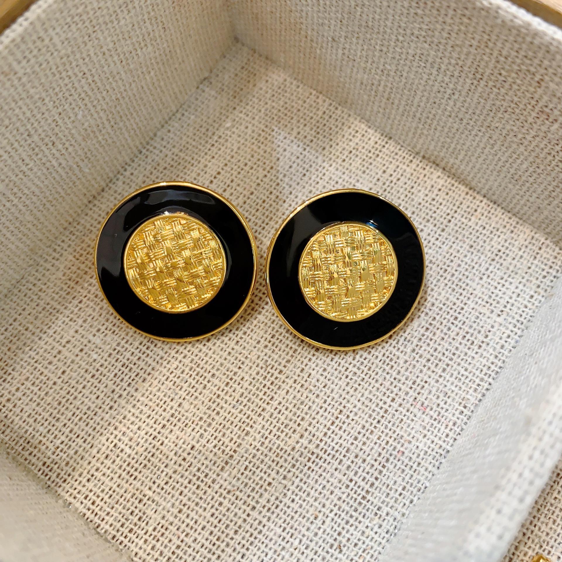 

Classic Round Gold-Plated Button Stud Earrings Retro Geometric Earrings Light Luxury Temperament Metal Hollow Earrings
