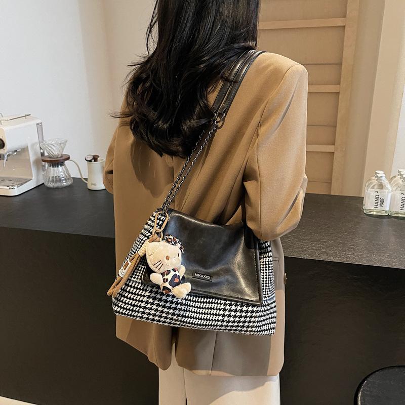 Contrasting colors, fashionable large-capacity bags, women's 2025 spring new foreign-style shoulder bags, woolen personalized ins tote bags