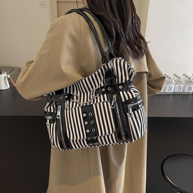 Dark Heavy Industry Rivet Tote Bag Niche Design Large Capacity Lattice One Shoulder Crossbody Bag Trend Locomotive Bag