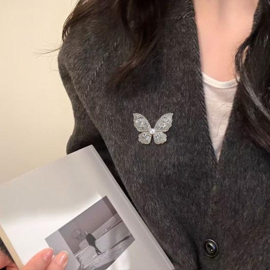 Women Brooch Three-Dimensional Butterfly Design Pin with Imitation Pearls Rhinestones Suits Coats Sweaters Badge Formal Occasions Decorative