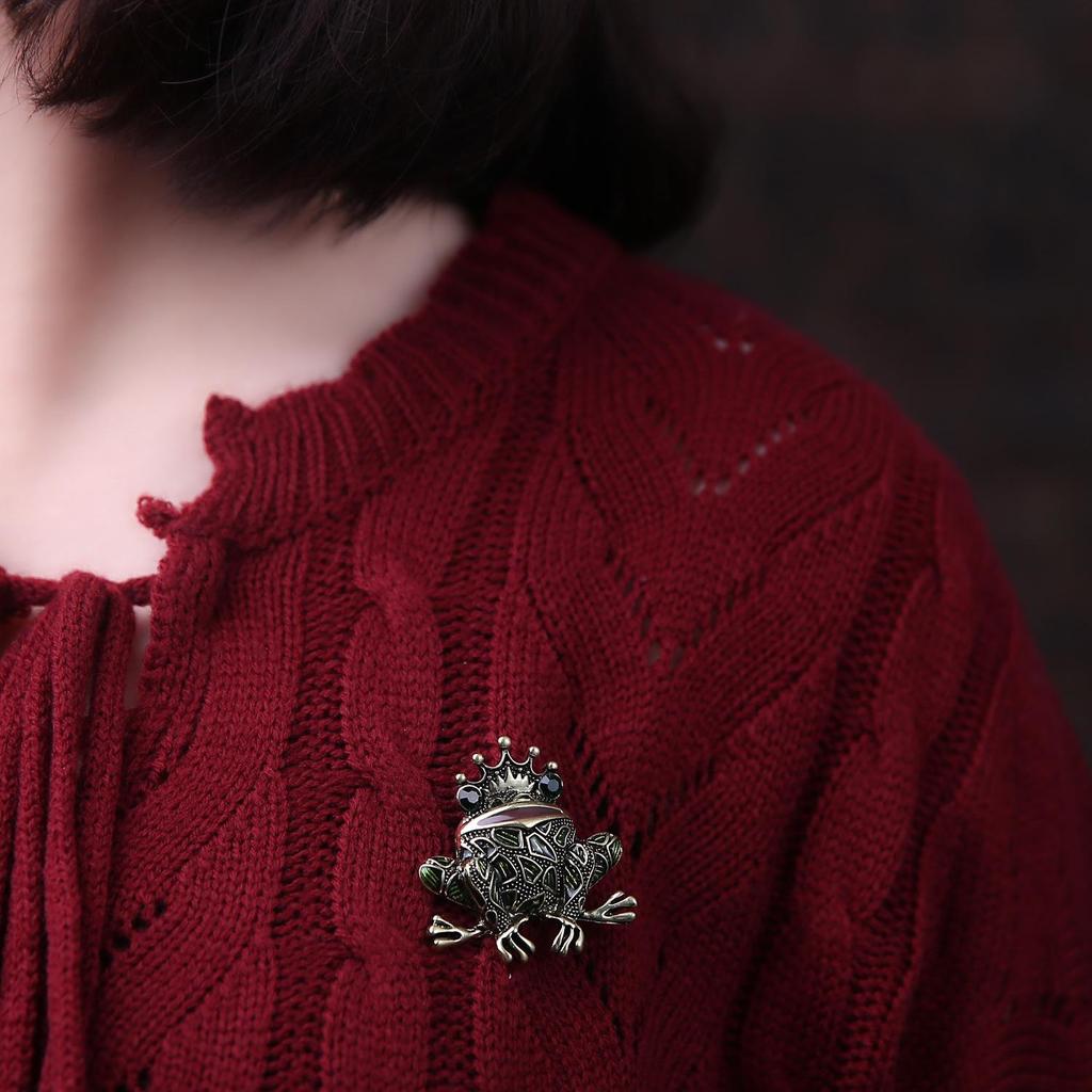 Trendy Cartoon Frog King Crown Brooch: Stylish Animal Enamel Pin Accessory