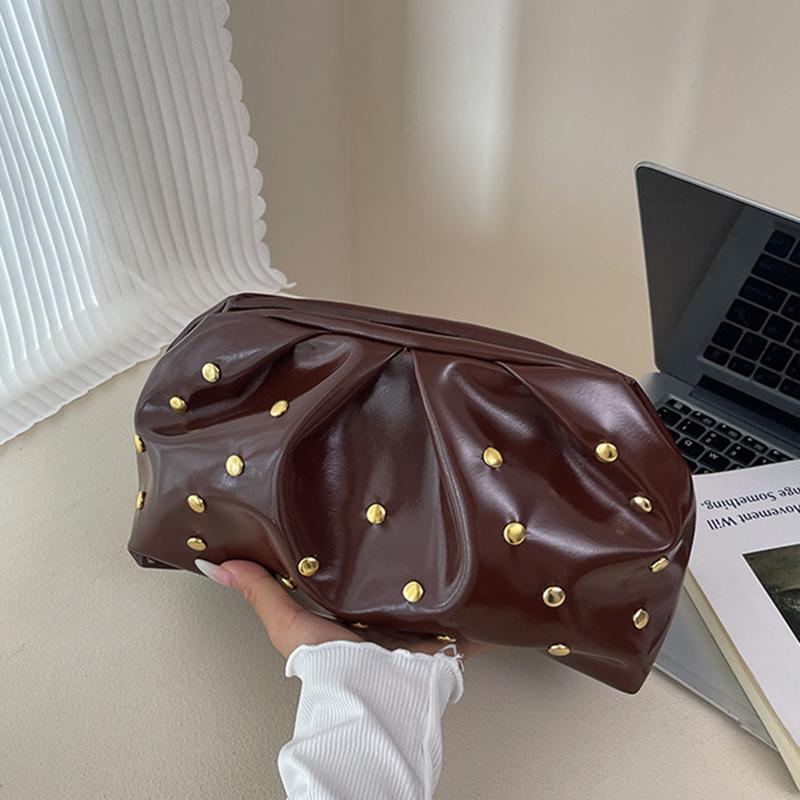 Yogodlns Jednoduchá Univerzální Klipová Večerní Kabelka pro Ženy Jednobarevná S Nýty Skládaný Design Dámská Spojka Ženská Měkká PU Kůže Peněženka