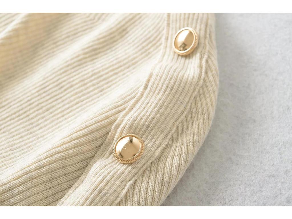 European Style Spicy Girl Two-Piece Set: High Neck Metal Buckle Knit Top - Elegant, Casual, Slimming.