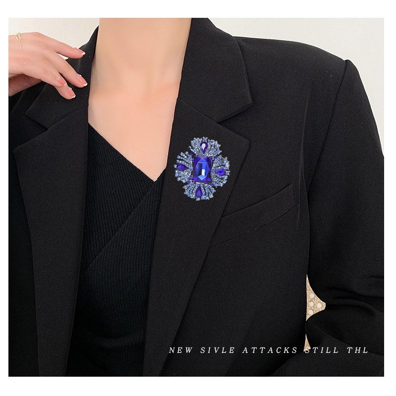 Luxury Crystal Glass Brooch Fashion High-End Temperament Clothing Brooch Diamond Pin