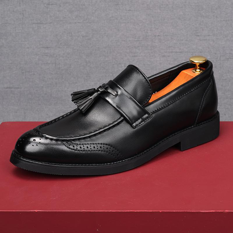 Fashion Fashion New Black Men's Pointed Patented Leather Tassels Flats Slip On Shoes Designer Male Homecoming Wedding Dress Footwear