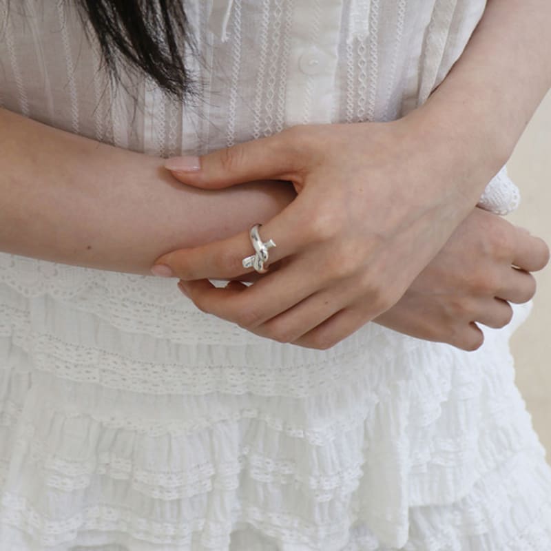 Monde Ligne Flowing knot ring