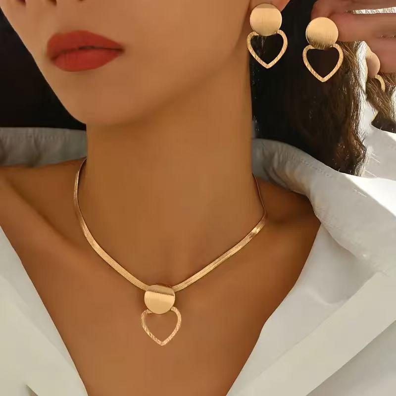 Elegant Clavicle Geometric Heart Pendant Necklace Earrings Jewelry Set French Retro Women'S Suit Batch