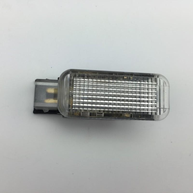 

Ліхтар дверної панелі з лампочкою 8E0 947 415 для Passat B5