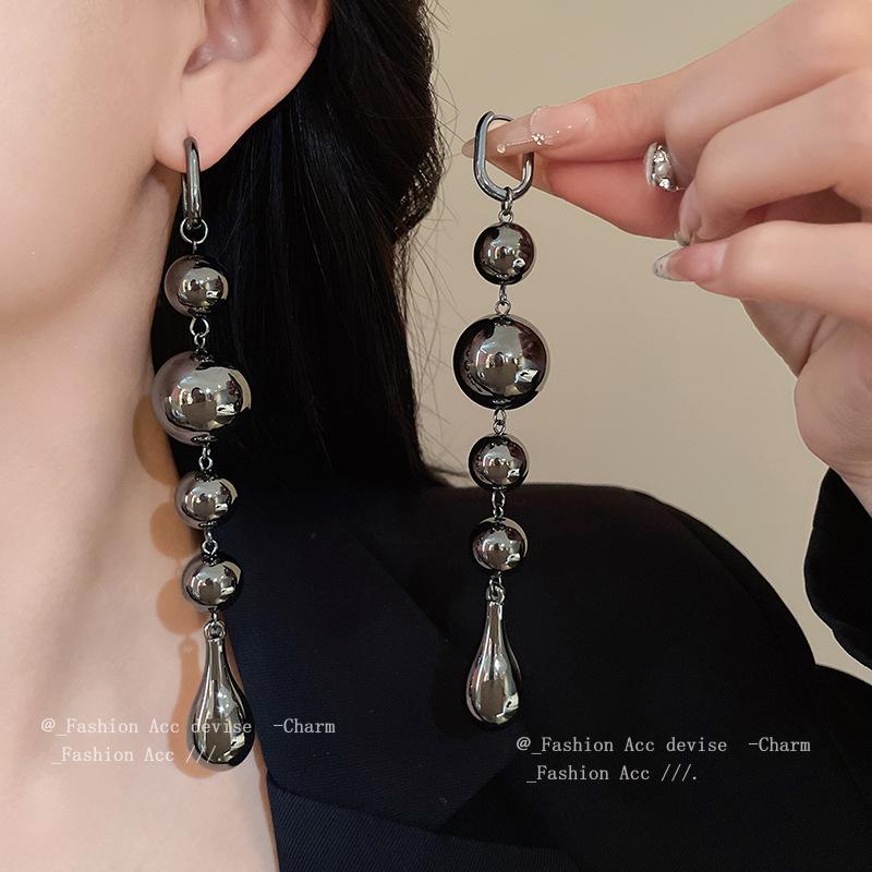 Exaggerated round water droplets, fringed ear buckles, European and American long earrings, a cold wind temperament earrings woman