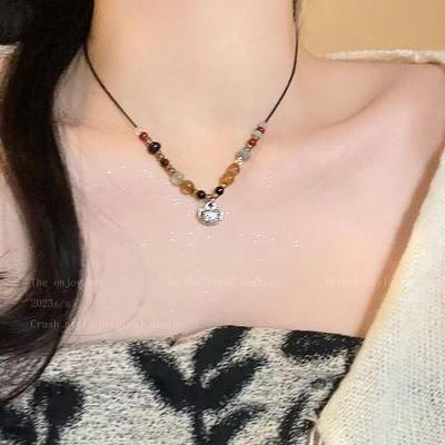 Elegante chinesische Friedensschloss-Halskette: Natursteinperlen, Ethnische Schlüsselbeinkette, Einzigartiges Design für Frauen