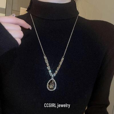 Trendy Light Luxury Necklace: Versatile Autumn/Winter Sweater Chain Pendant for Women's Fashion