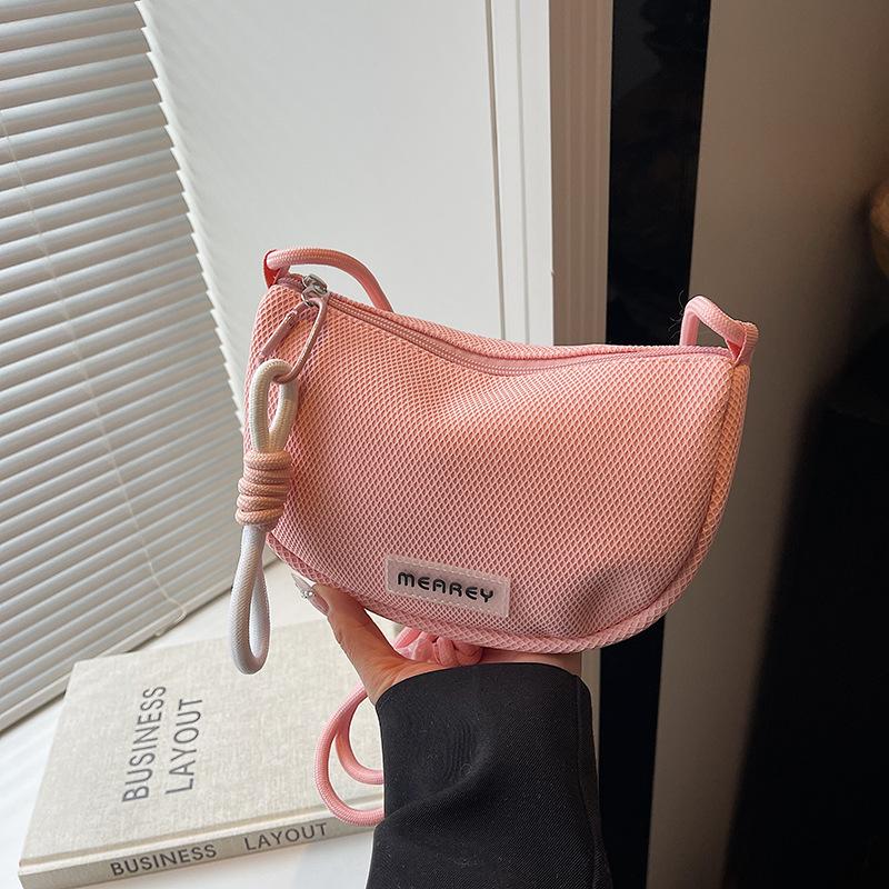 Корейская версия модной высококачественной маленькой сумки-мессенджера женская 2025 новая простая сумка-седло универсальная сумка через плечо