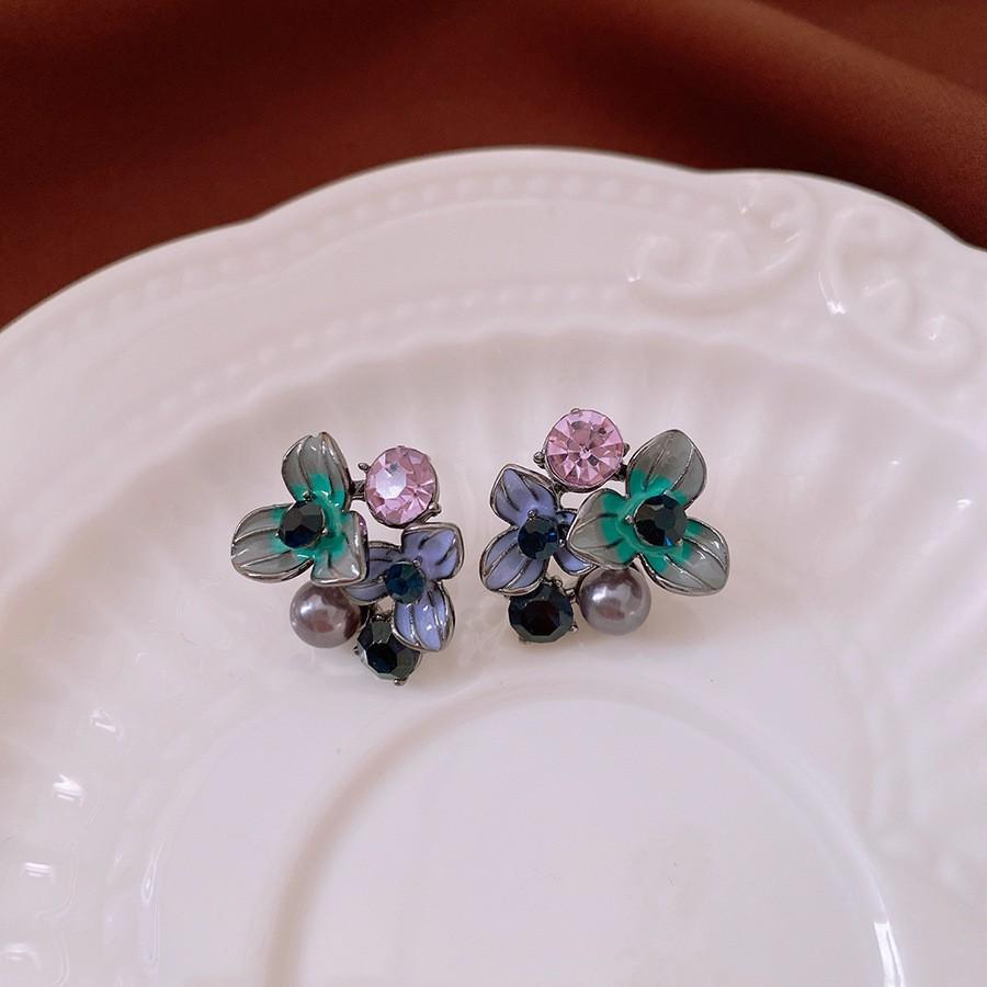 Medieval Silver Needle with Diamonds, Dripping Oil, Flower Pearl Earrings, Temperament, Court Style Stud Earrings, Light Luxury and High-end Earrings.