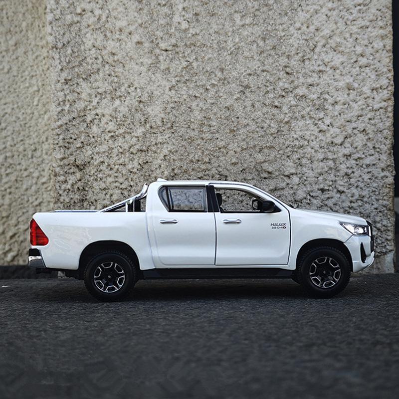 Maisto 1:24 Toyota Hilux Off Road Pickup Truck Alloy Scale Car Model Diecast Metal Static Collection Children Toy Car Vehicles