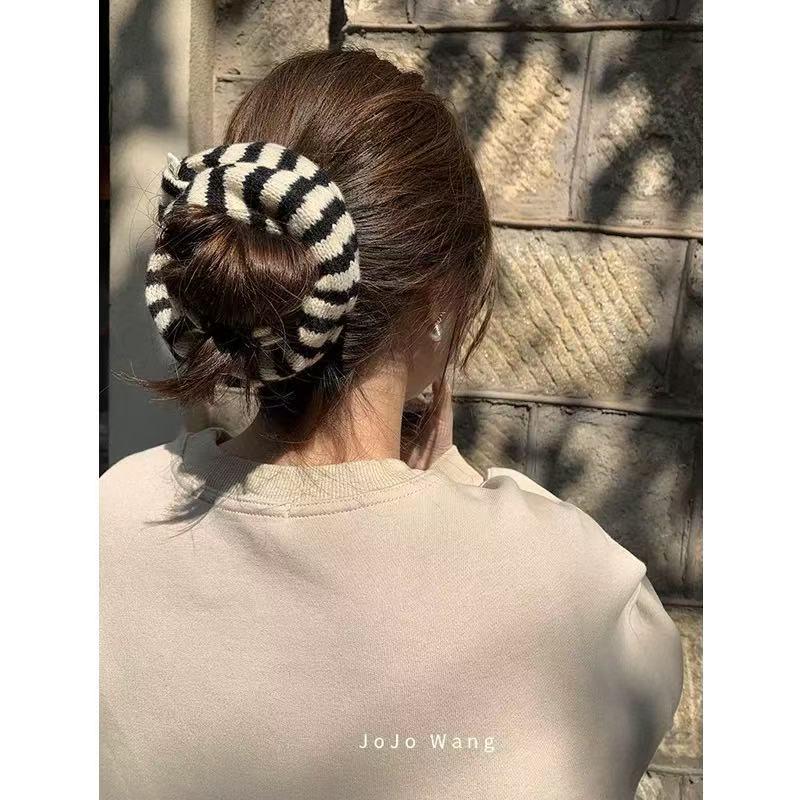 Kore Siyah Beyaz Örgü Çizgili Scrunchie - Sonbahar/Kış Yün Saç Tokası