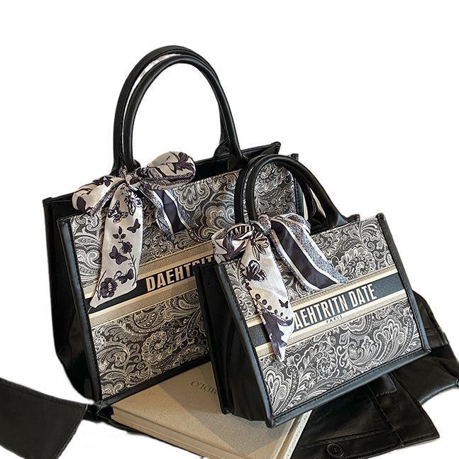 2025 Neue Damen Exquisite Dreidimensionale Tragetasche mit Hartem Boden - Unterarm-Schultertasche, Perfekt für die Uni oder zum Pendeln