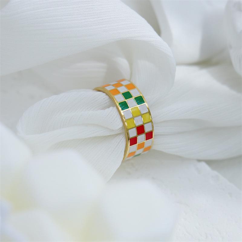 Anello in Acciaio Titanio Placcato Oro 18K a Quadri Bianchi e Neri Stile Europeo e Americano per Donna
