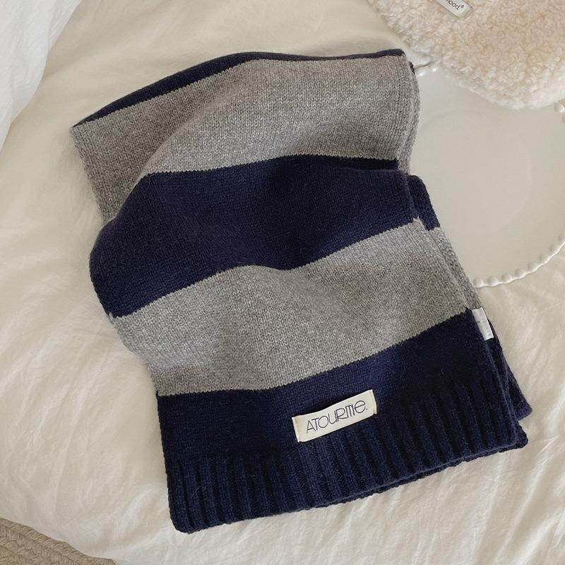 This is a new autumn and winter versatile scarf with a color blocking atmosphere and a high end look  It is a fashionable and warm scarf for women