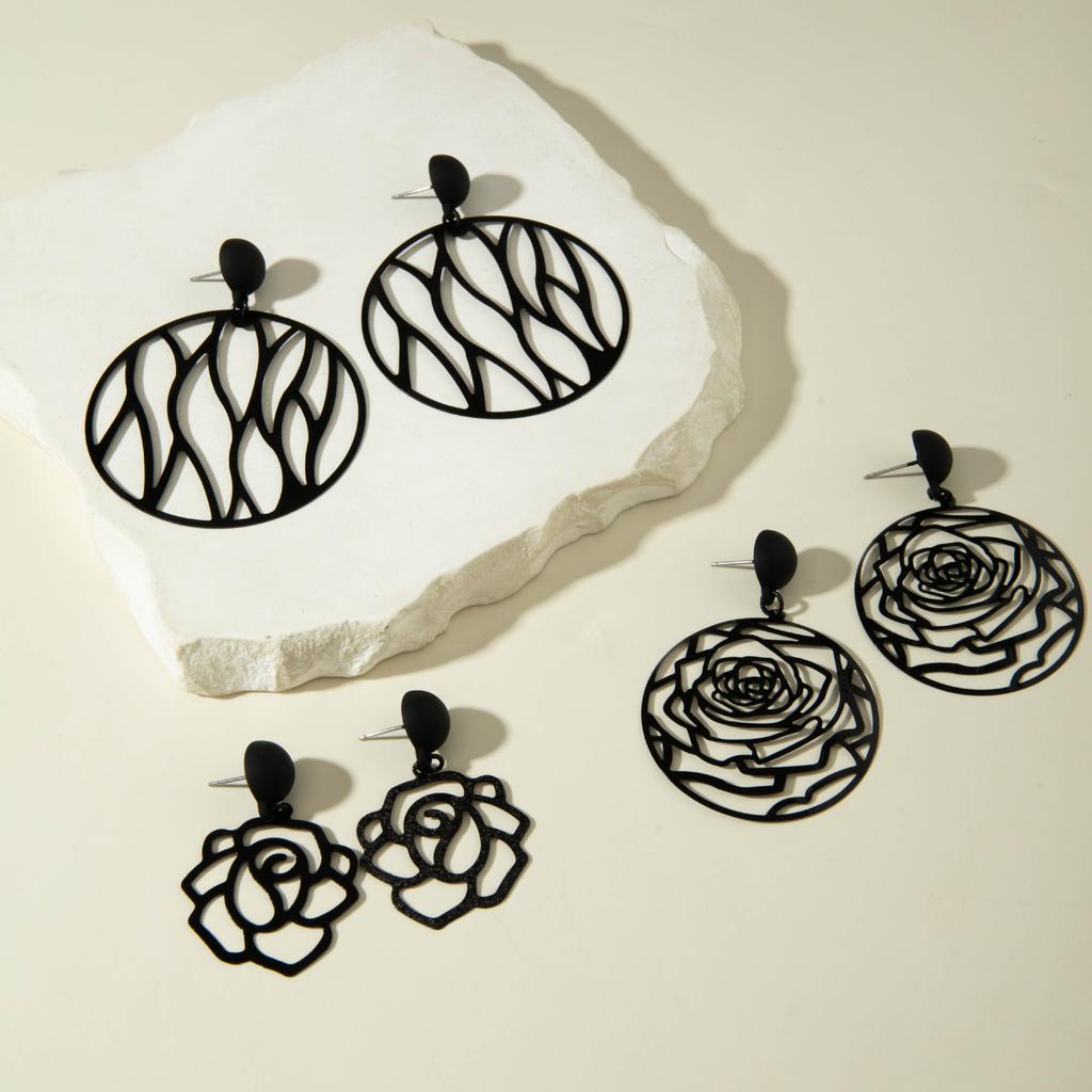 Personalized and creative three-dimensional dark butterfly stud earrings, sweet and cool hollow niche earrings jewelry