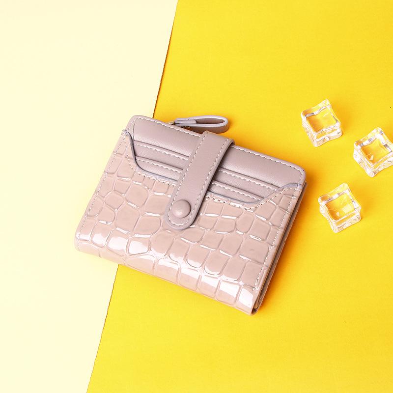 Retro Crocodile Pattern Ladies Short Wallet with Multi-Card Slots and Coin Purse.