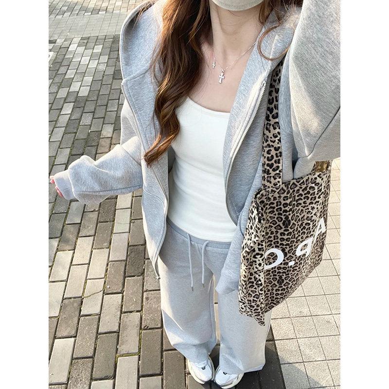 Women's White Low-Neck Plush Base Layer Top - 2026 Spring Collection, Spicy Style, Exposed Collarbone, Integrated Warmth