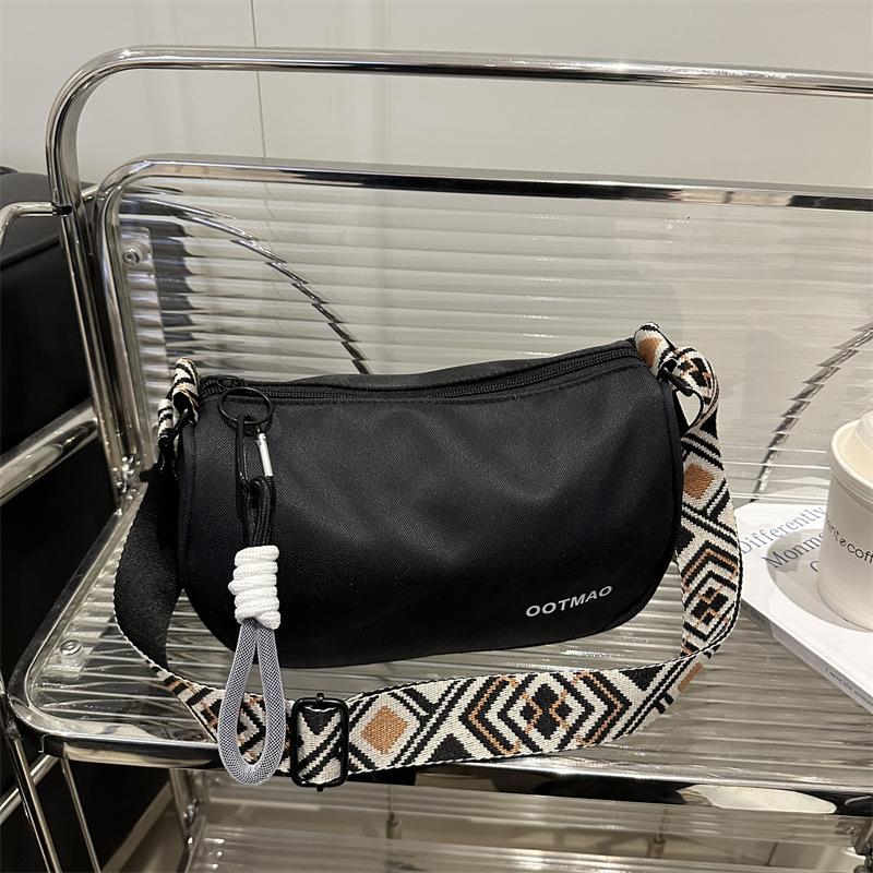 

Casual canvas bag summer women s dumpling bag sports commuter messenger bag simple Korean popular shoulder bag чёрный