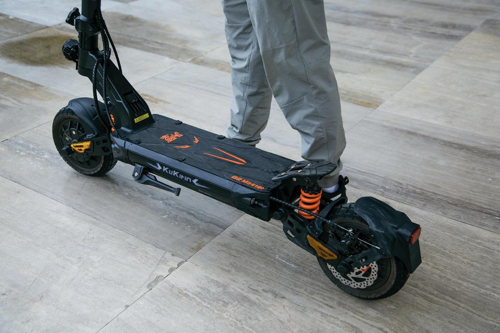 KuKirin G2 Master Dual Motor 52V 1000W×2 Electric Scooter – 60 km/h, Dual Drive, 10″ Pneumatic Tires, Dual Disc Brake, Hydraulic Suspension