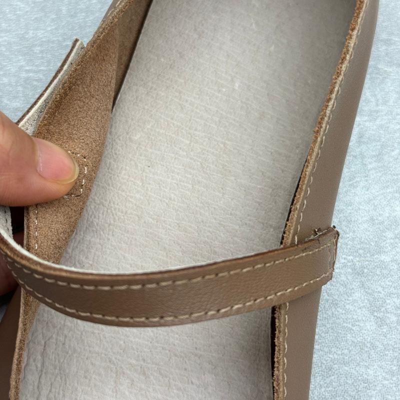 Mary Jane 2025 Vår/Sommar Läderballerinaskor: Damskor i litterär stil med en rem, rund tå och mjukt kohud.