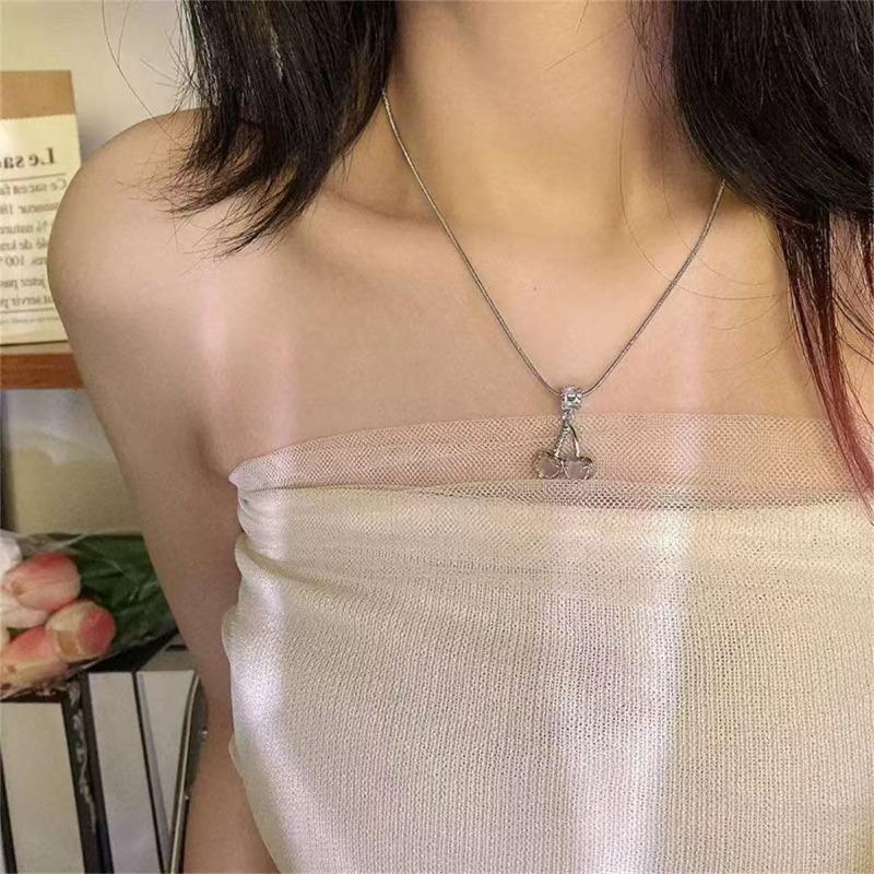 Cold wind autumn and winter versatile necklace women's high-end metal sweater chain niche versatile sweater chain accessories
