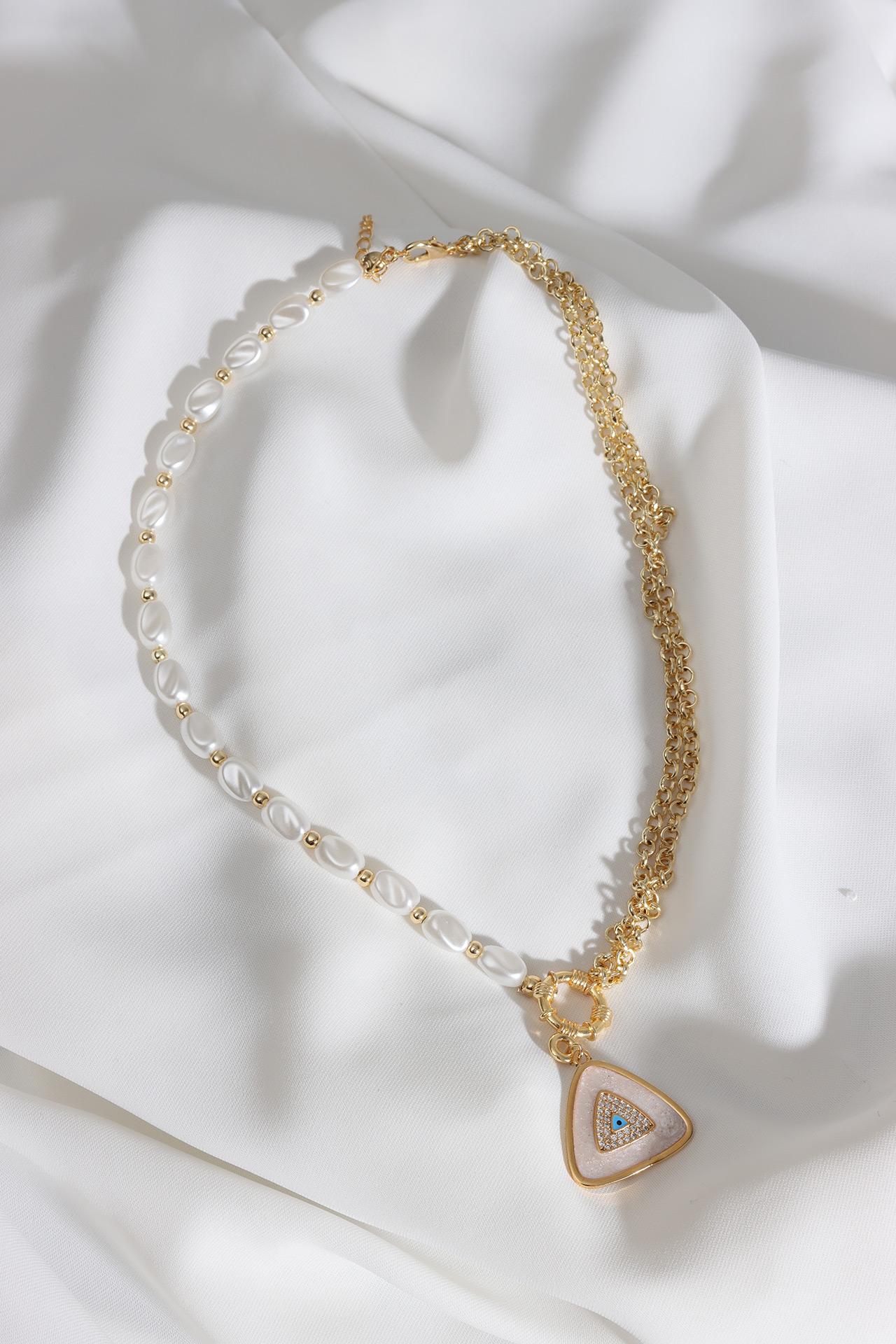

Треугольное жемчужное ожерелье с кремовой эмалью и подвеской от сглаза