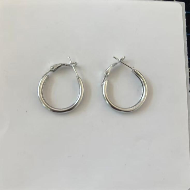 Korean Style Geometric Twisted Heart Earrings: Light Luxury Multi-Layer Niche Ear Jewelry for Women