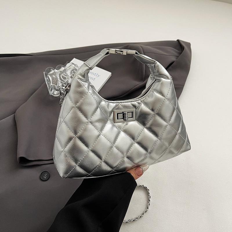 

Корейская версия нишевая текстурная сумочка женская сумка 2025 новая модная сумка на цепочке с бриллиантами простая сумка под мышкой серебряный