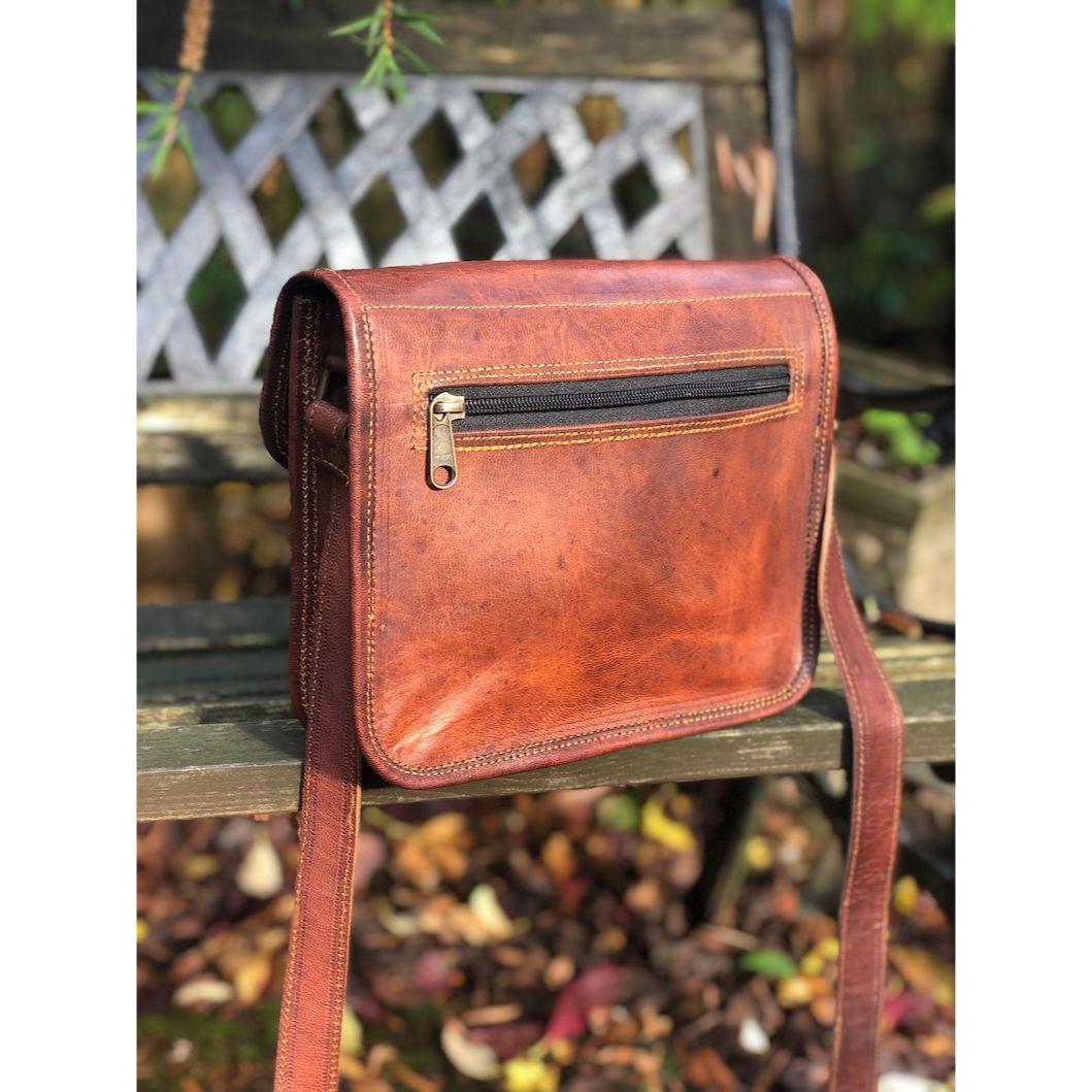 Маленькая коричневая кожаная сумка-почтальонка — фото 10