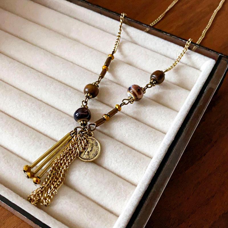 Geometriskt hänghalsband med stora och små kvadrater