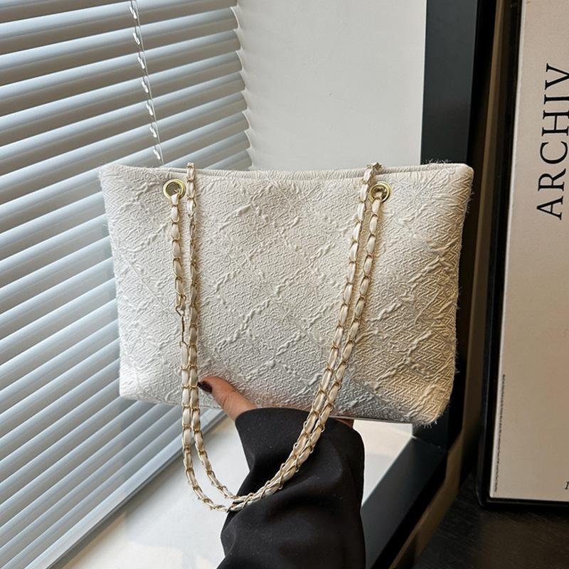

Большая вместительная женская сумка лето 2025 новый тренд модная фактурная сумка повседневная сумка через плечо подмышкой белый