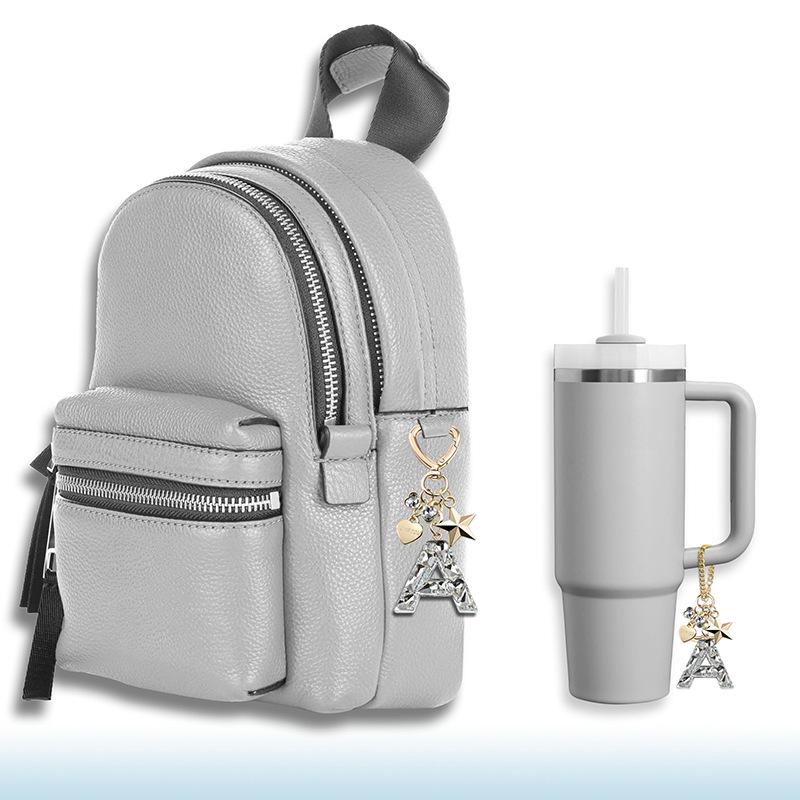 Silberne Diamant-Harz-Buchstaben-Schlüsselanhänger mit Stern-, Herz- & Schmetterlings-Anhängern - Geschenk für Mädchen-Taschen