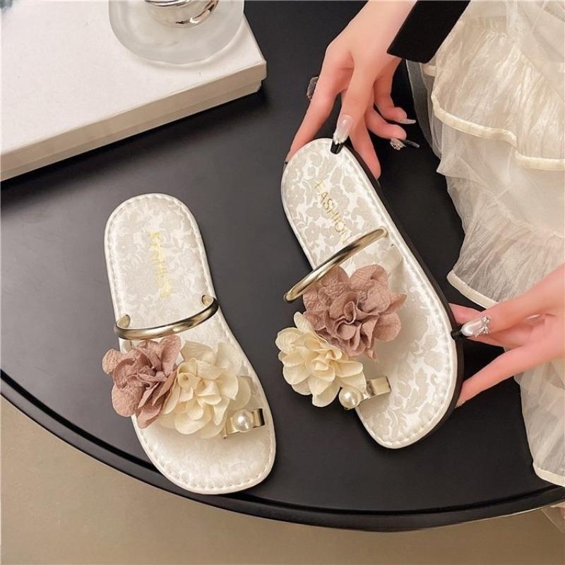 The New Style of Shoes, Fashionable and Durable Flip-flops, Are Perfect for Women's Home Use