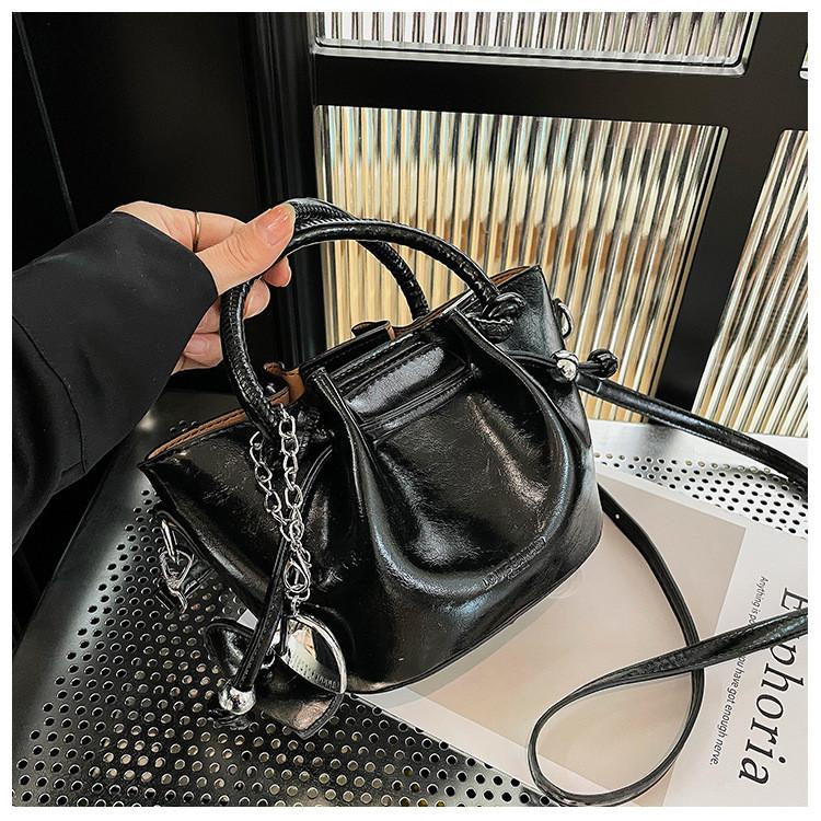 IELGY Fashionable Large-Capacity Messenger Bag Korean Version Portable Bucket Bag