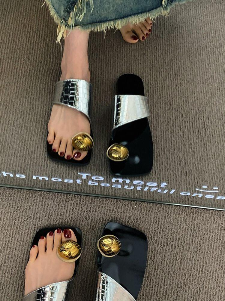 Square head metal buckle toe slippers women's summer wear flat bottom thin personality set toe Roman sandals women's shoes