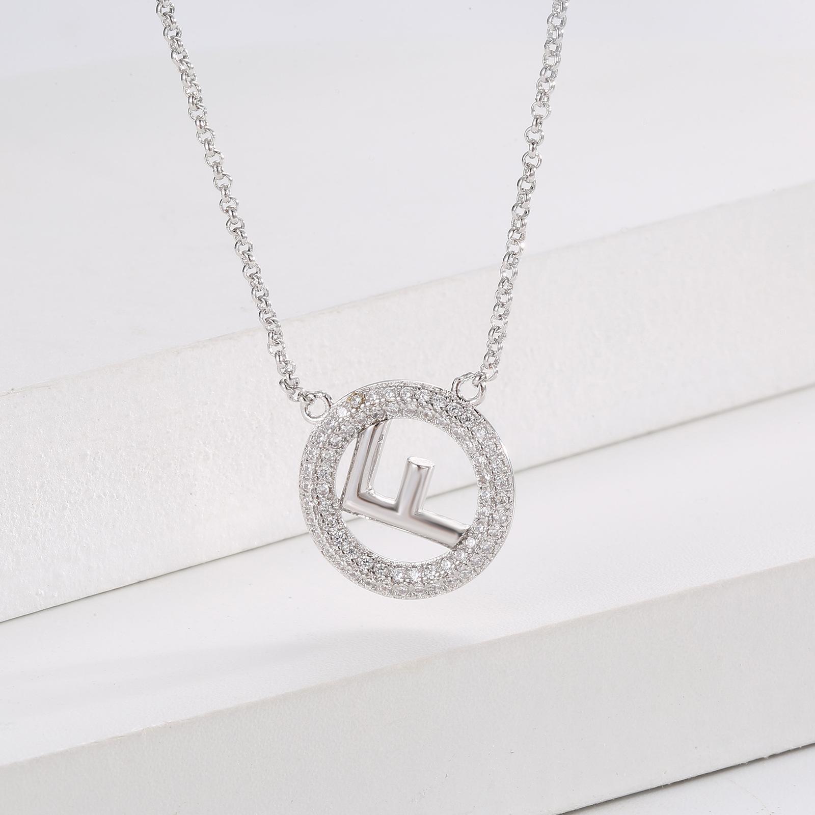 

Темперамент знаменитость от кутюр качество полая буква F циркон ключица цепочка высокое чувство мода универсальные аксессуары