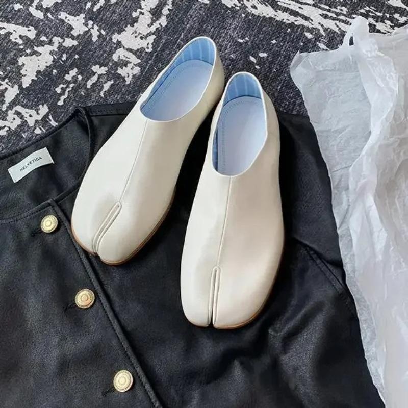 Fashion Novelty Split Toe Shoes Woman Ninja Tabi Slippers Leather Slides Comfy Mules Femmes Clog Sandals Pettitoes Loafers Women Flats