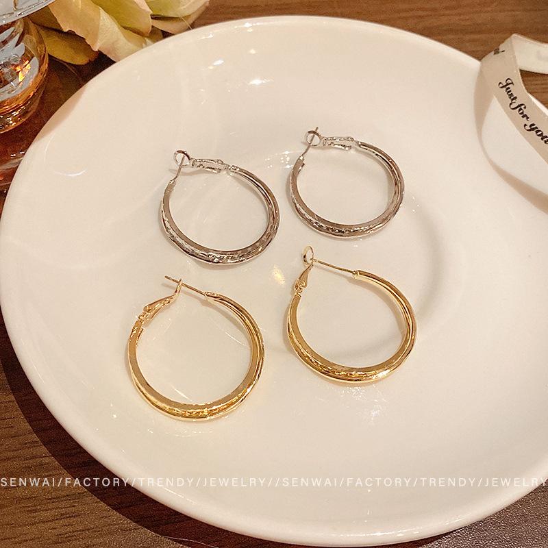 Korean unique metal circle earrings women's design sense Spice girl earrings New ear