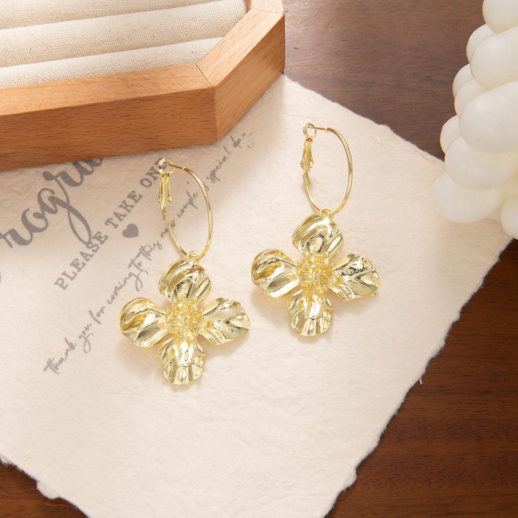 Metal Wind Flower Earrings, High-End Light Luxury Stamen Earrings Exaggerated Retro Pleated Petal Earrings Women