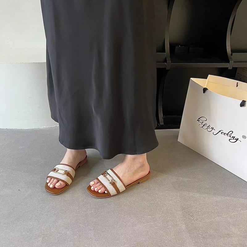 

In the spring and autumn of 2025, the new Xiaoxiangfeng woven one-word drag square head color matching outer wear sandals versatile flat-bottomed 40 коричневий