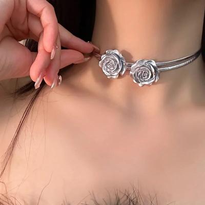 Eine bezaubernde doppellagige Halskette aus rosa Leder für Damen