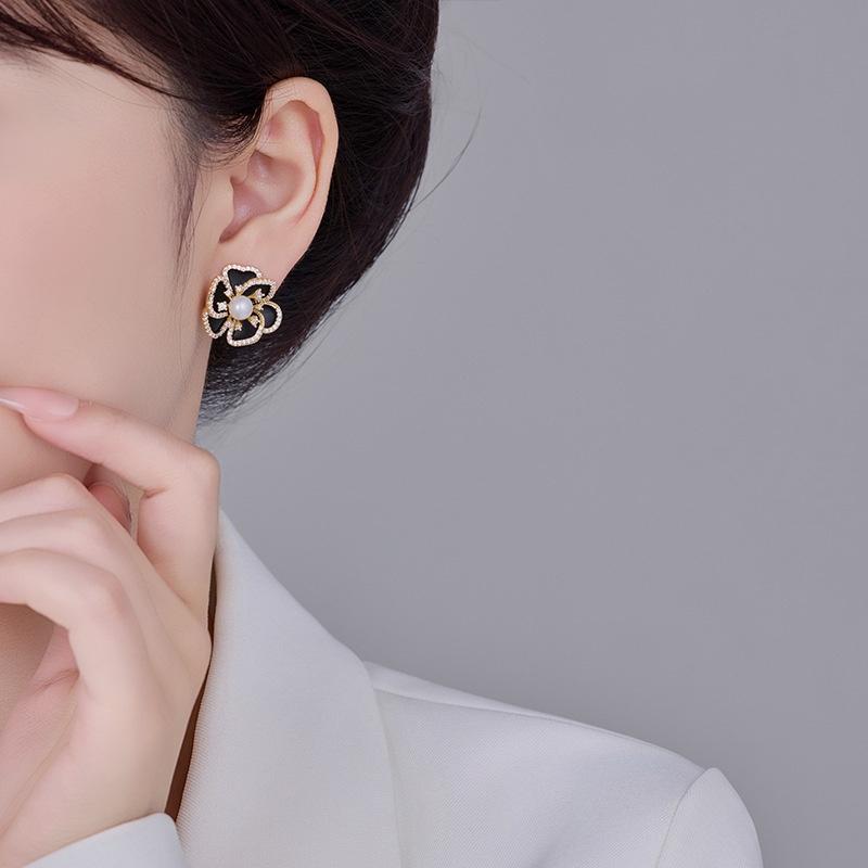 Μαύρα Περλέ Σκουλαρίκια Λουλούδι Είναι Κομψά Και Διακριτικά Για Γυναίκες. Μαύρα Σκουλαρίκια Είναι Γυναικεία Αξεσουάρ