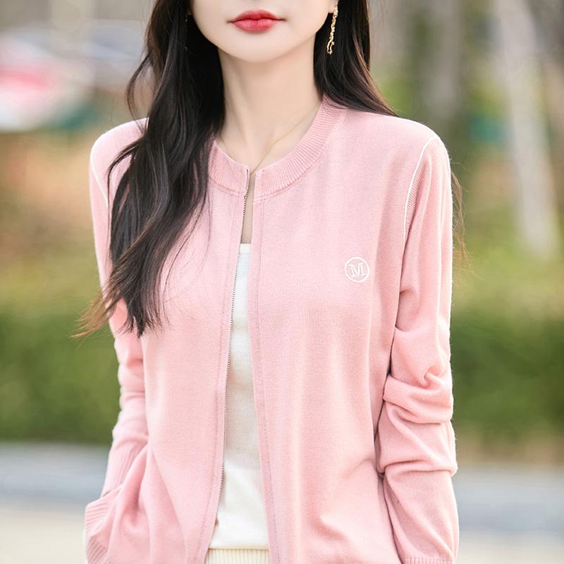 Lekki kardigan damski wykonany w 50% z wełny i w 50% z jedwabiu morwowego – uniwersalny sweter na 4 pory roku zapewniający całoroczny komfort i styl